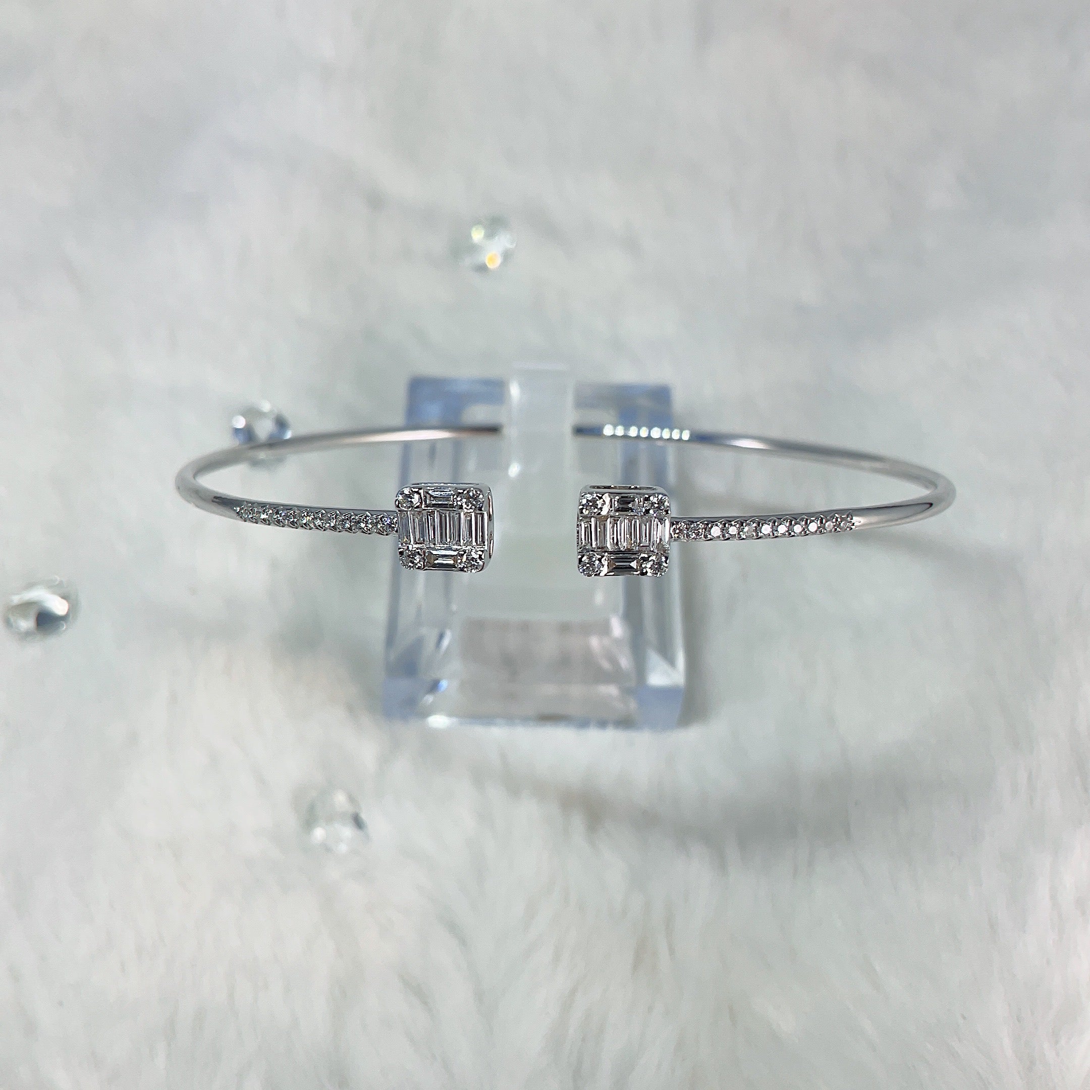 18k White Gold Diamond Bangle (DBRCON-0004)