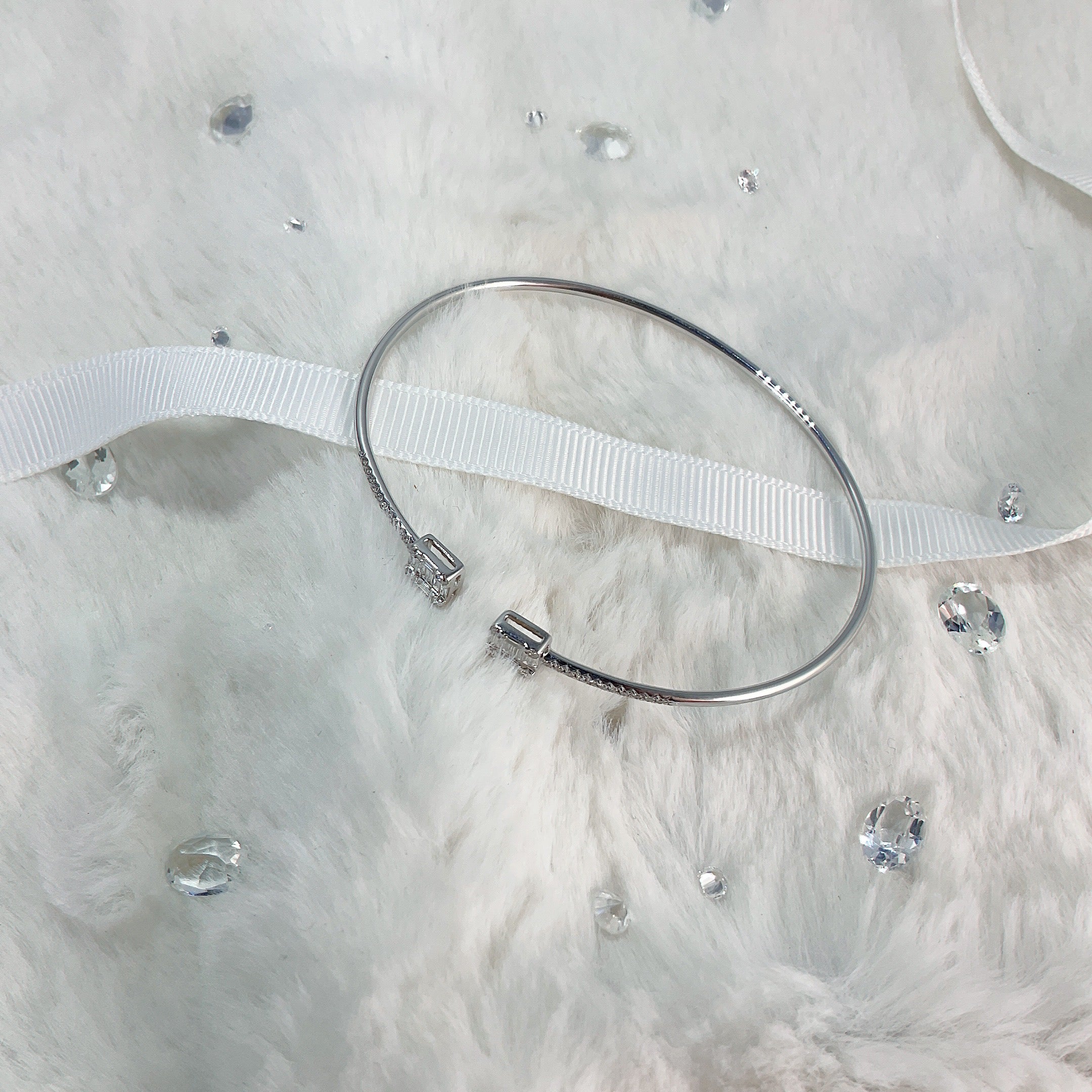 18k White Gold Diamond Bangle (DBRCON-0004)